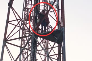 युवक मोबाइल टावर पर चढ़ गया,