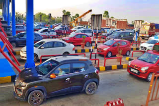 Huge Rush in Toll Plaza