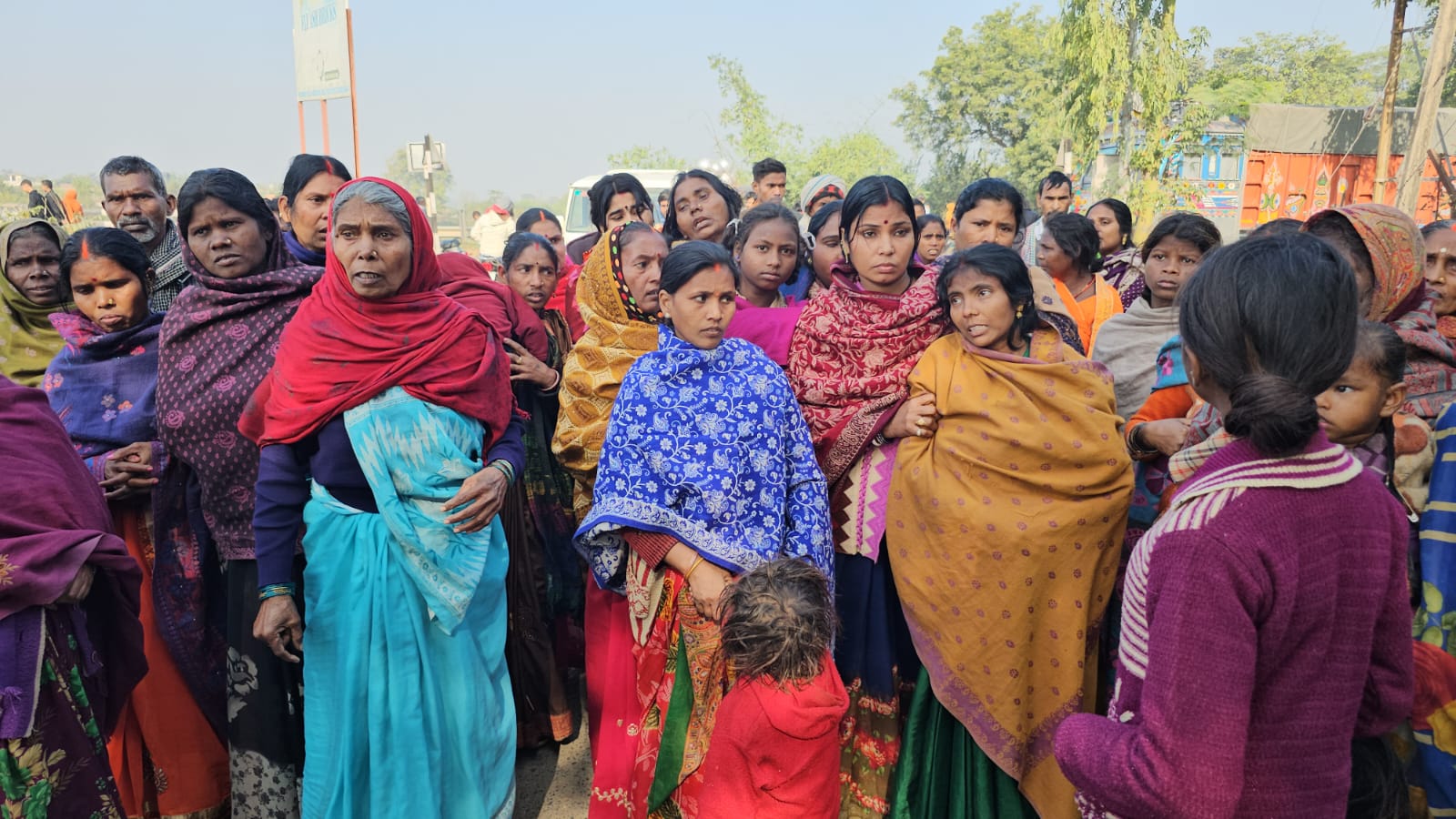 रोहतास में बालू खनन के खिलाफ छापेमारी के दौरान हादसे के बाद रोते-बिलखते परिजन