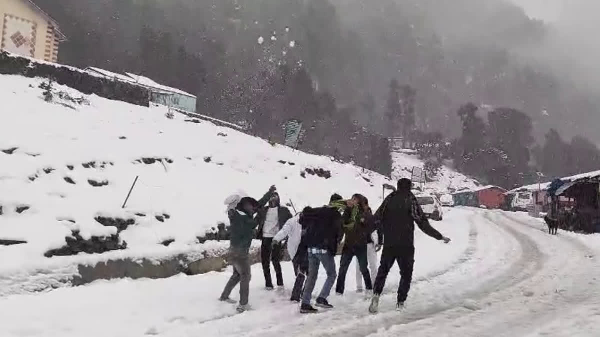 HEAVY SNOWFALL IN CHAMOLI