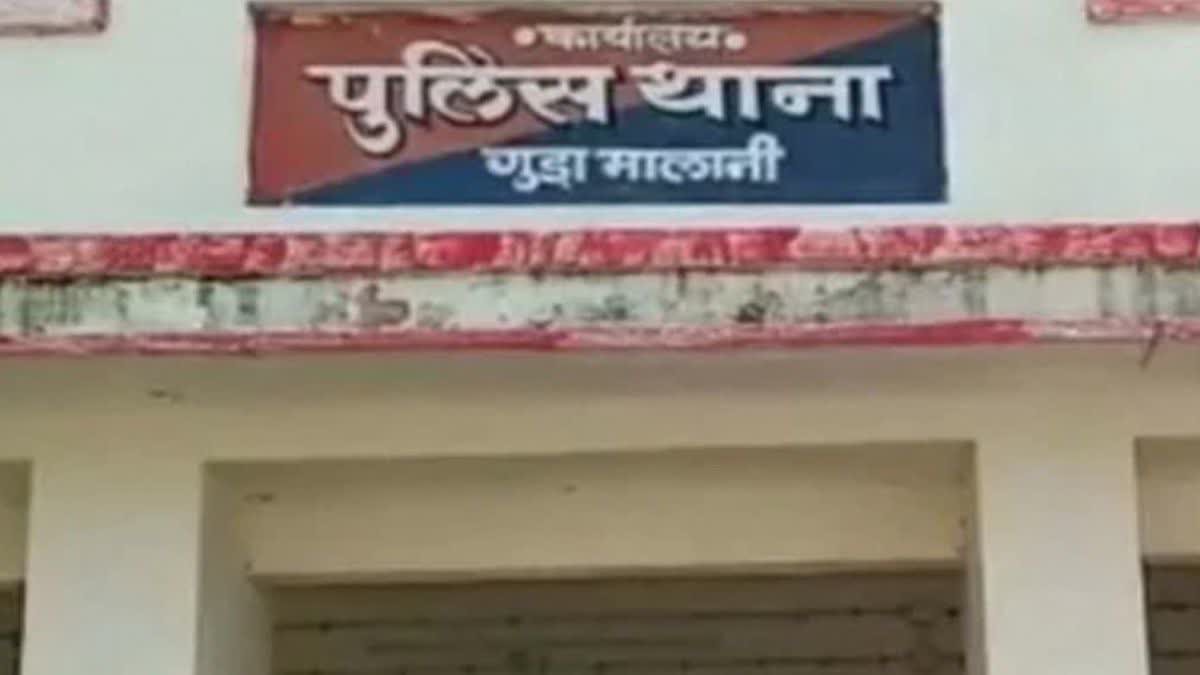 पेड़ से लटकाकर युवक से मारपीट का मामला