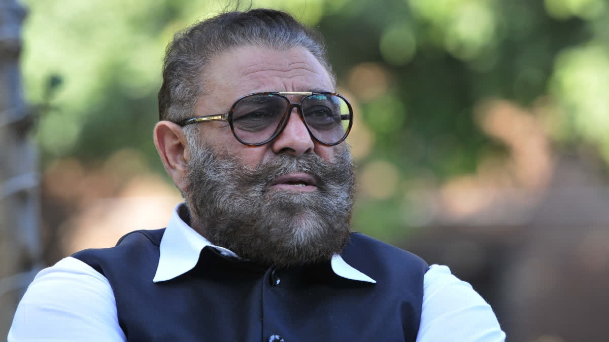 Yograj Singh, father of Yuvraj has once again made headlines with yet another shocking statement in which he revealed that he went to Kapil Dev's home to put a bullet through his head.