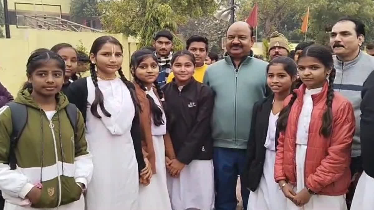 GIRL STUDENTS TOUR IN COLLECTOR CAR