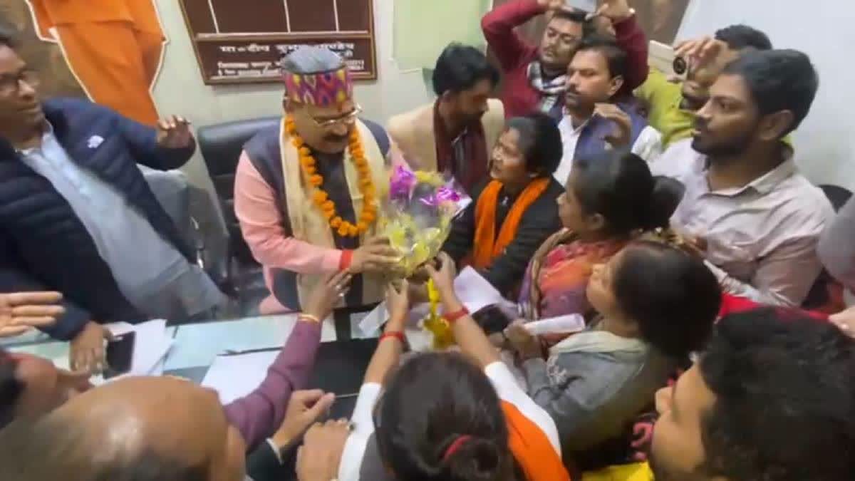 Party workers offering the boquet with a shoe to election in-charge Sangam Lal Gupta