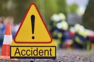 due to fog in kaushambi car collided with tree two died latest news.