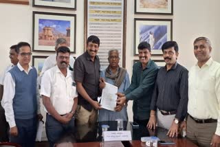 A delegation comprising the 515 Army Base Workshop Kannada Literature and Cultural Association submits memorandum with Chairman Kannada Development Authority