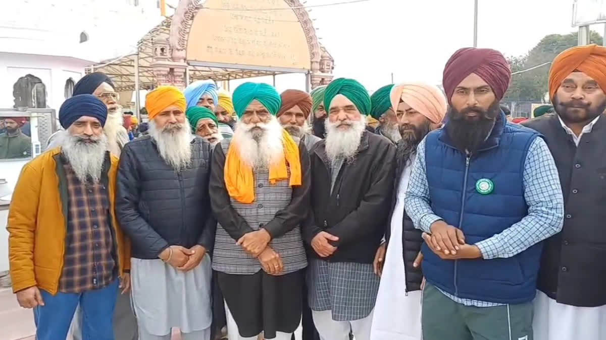 Farmers bowed down at Sri Fatehgarh Sahib