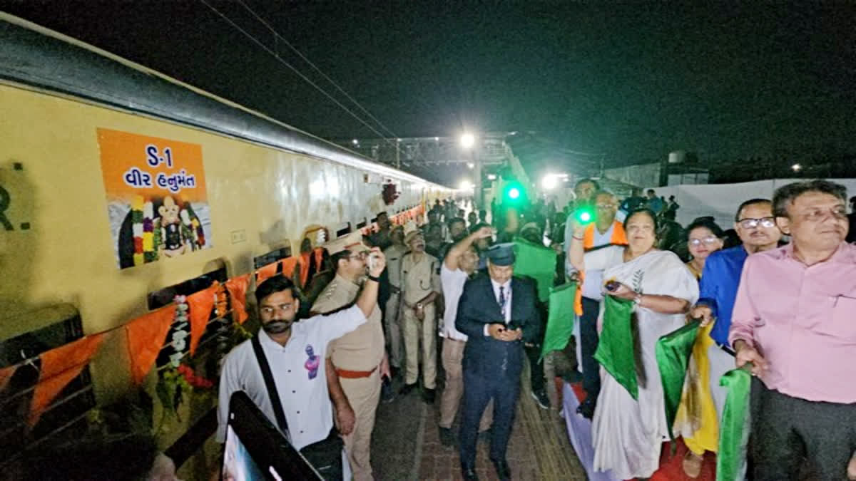 Stones pelted at Ayodhya bound Aastha Special train in Maharashtra