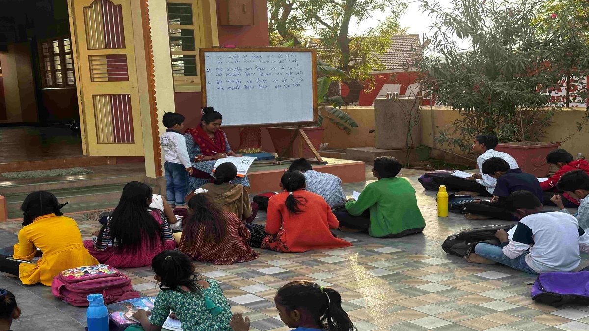 કોલીવાસમાં આવેલા રામ મંદિરમાં 80થી 85 જેટલા બાળકોને નિઃશુલ્ક શિક્ષણ