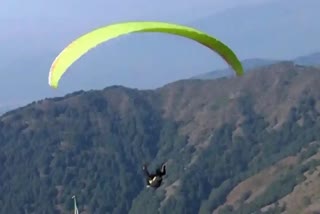 Kullu Female tourist dies  Tourist dies during paragliding  Himachal Tourist died  ಪ್ಯಾರಾಗ್ಲೈಡರ್ ಪೈಲಟ್​ ಹೈದರಾಬಾದ್​ ಮಹಿಳೆ ಸಾವು