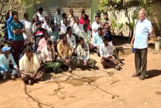 sriram_reddy_drinking_water_scheme_workers_protest_in_anantapur