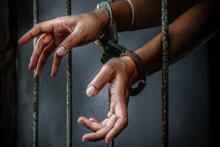 Woman And Her Boyfriend Arrested  സ്‌ത്രീയും കാമുകനും പിടിയില്‍  cheating  കോഴിക്കോട്  police arrest
