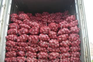 Onions smuggling from boxes