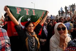 Imran Khan's Pakistan Tehreek-e-Insaf party will not join hands with rival PML-N or the PPP to form a coalition government and would sit in the opposition despite having a majority in the newly elected Parliament.