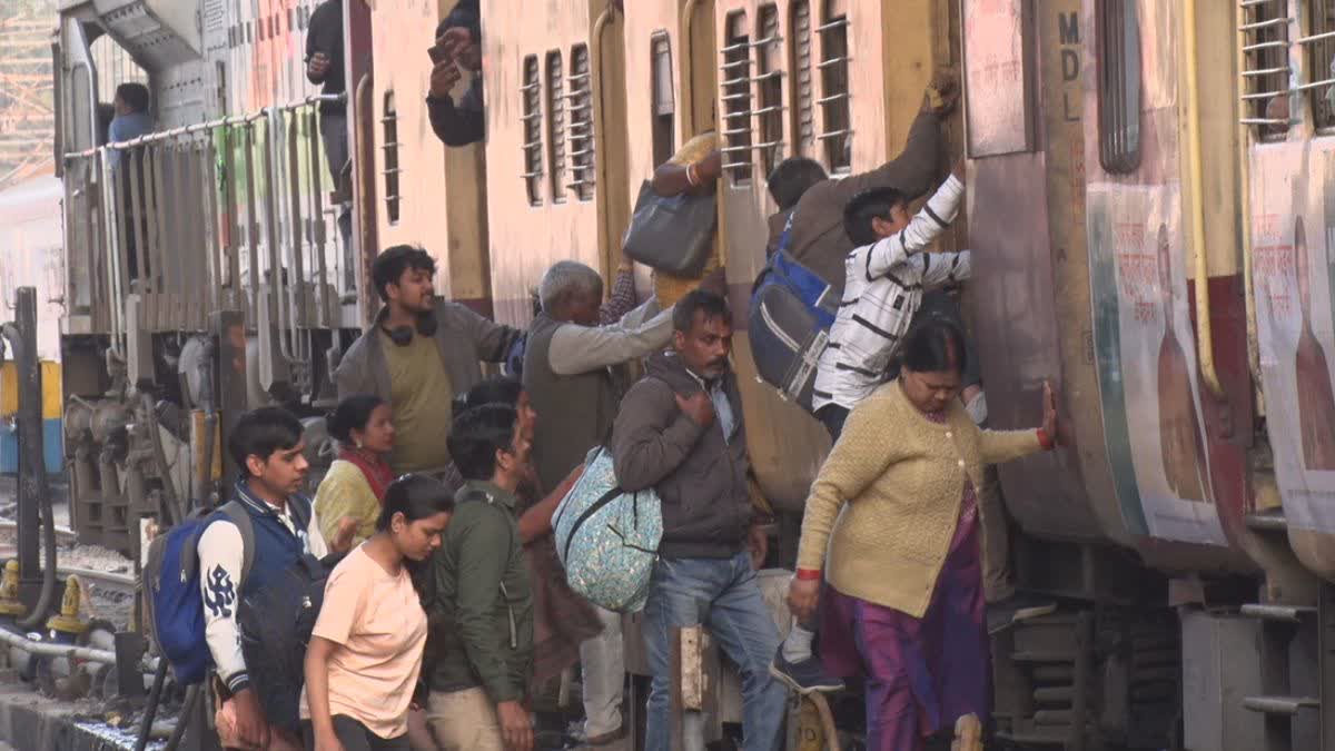 गोमती एक्सप्रेस में यात्री चढ़ते हुए.