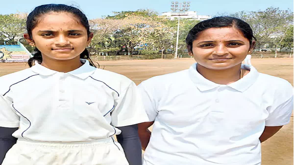 Woman played cricket with Her daughter