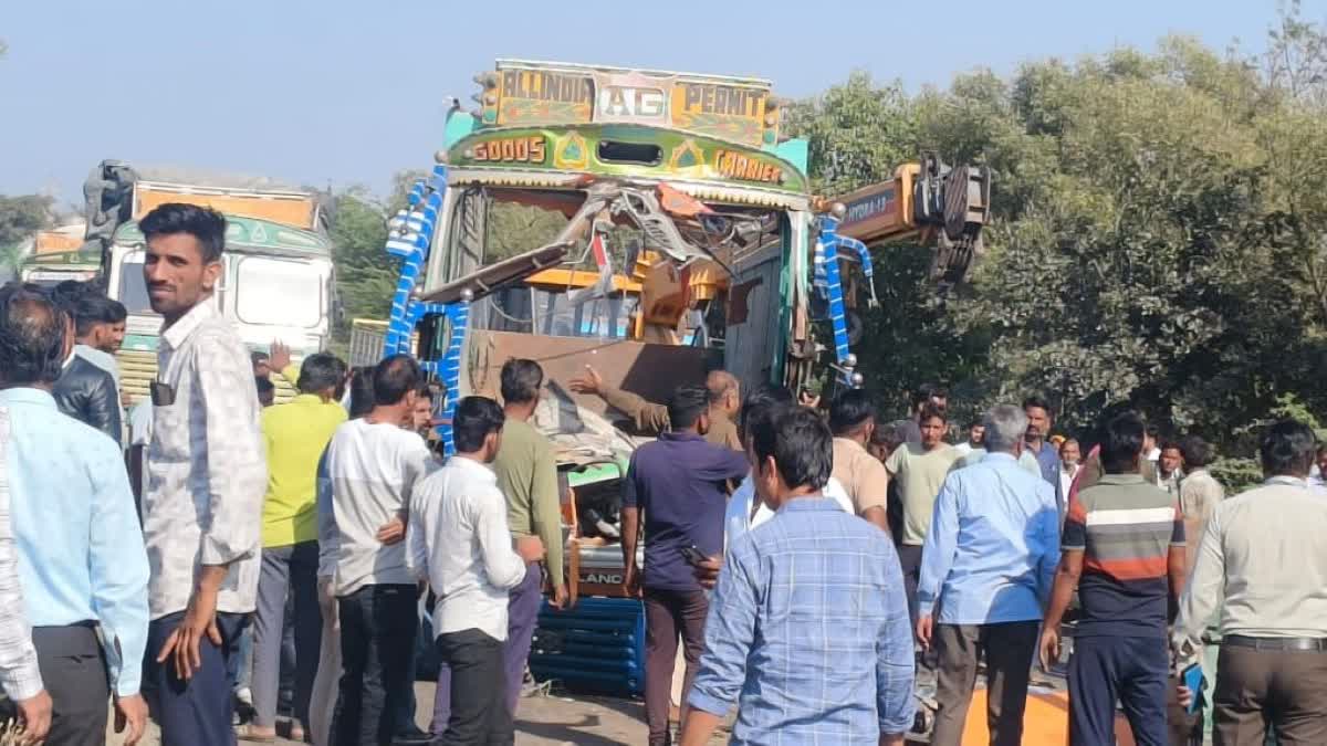 Truck hits Auto in Sirohi