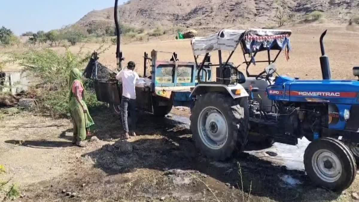 BARWANI TRACTOR TROLLEY CAUGHT FIRE