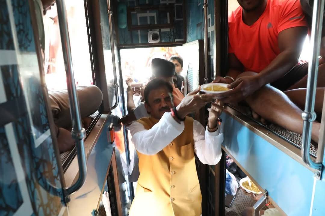 MP Deputy CM food mahakumbh passengers