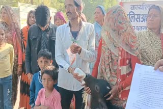 JHARGHAND BUFFALO STOLEN  farmer bring calf to police station  CHHATARPUR BUFFALO MISSING  എരുമയെ മോഷണം പരാതി