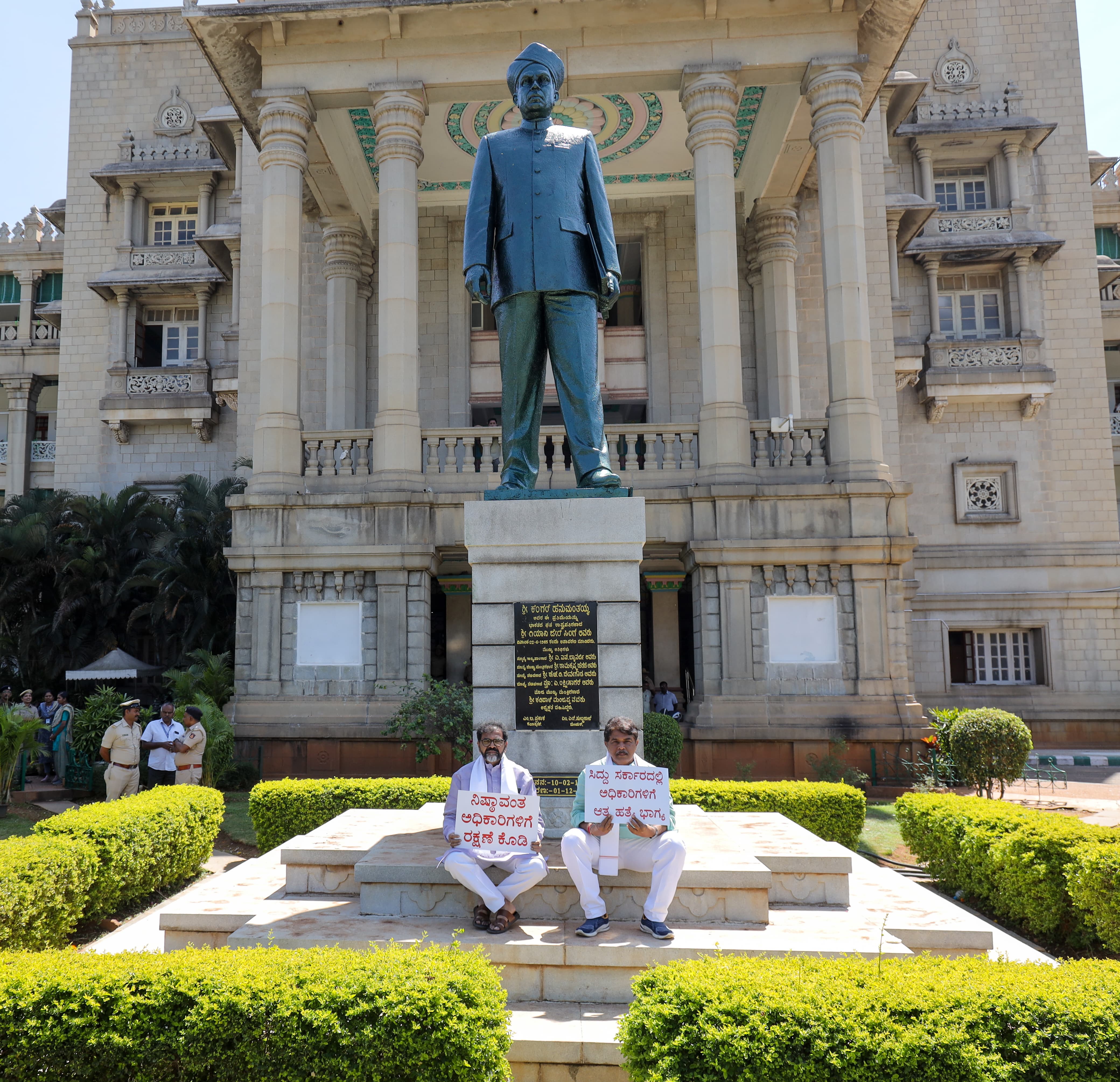 opposition-leaders-protest-against-karnataka-government