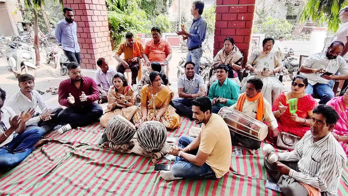 unique protest in Dhamtari