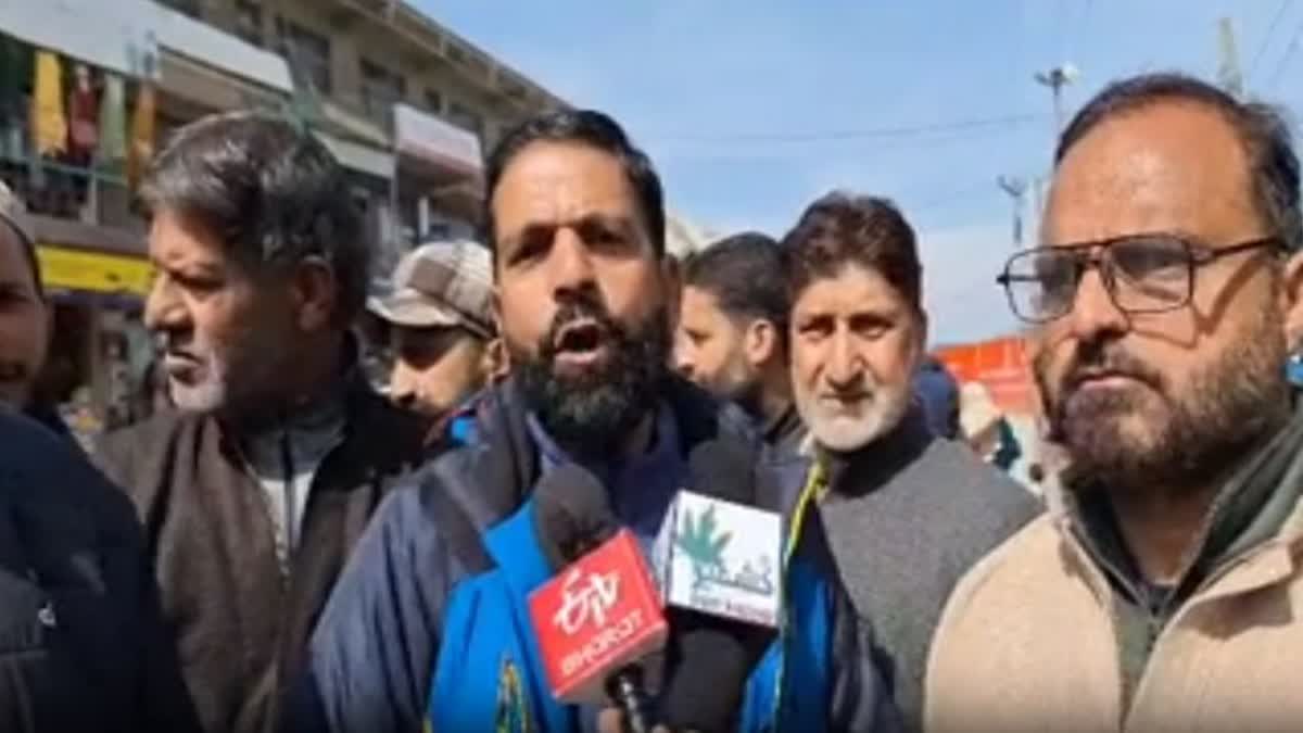 بیروہ بورڈ آفس کو ماگام کے بورڈ دفترمیں زم کرنے کے خلاف عوام کا احتجاج