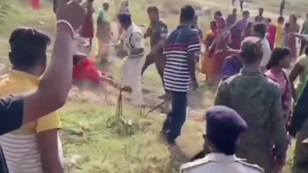 lathicharge on women in Dhanbad