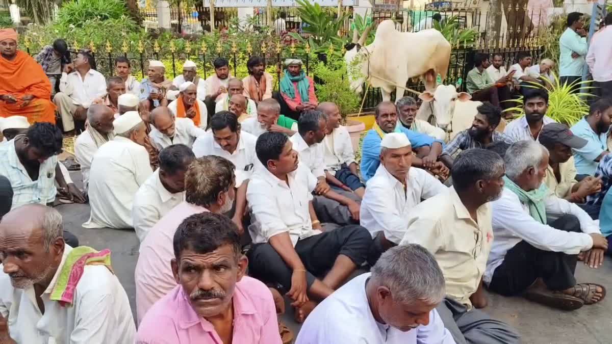 ಬೆಳಗಾವಿ ನೀರಾವರಿ ಇಲಾಖೆ ಎಂಡಿ ಎಳೆದಾಡಿದ ಮಹಿಳೆಯರು: ಪರಿಹಾರಕ್ಕೆ ಪಟ್ಟು