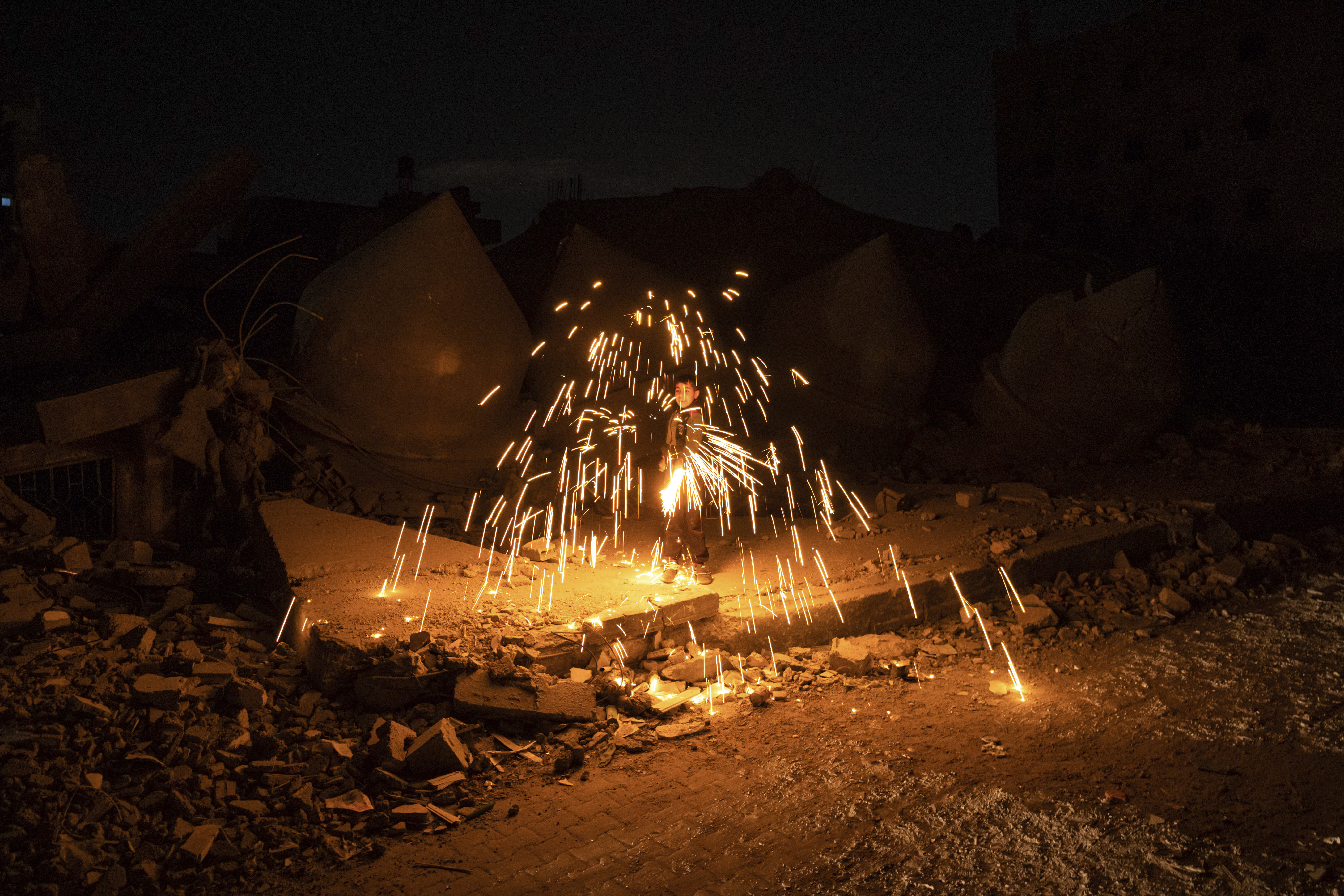 قحط کے دہانے پر کھڑے غزہ میں فلسطینیوں نے رمضان کا استقبال بھی کیا اور روزہ کا اہتمام بھی کیا۔۔۔۔ ( PHOTO: AP)