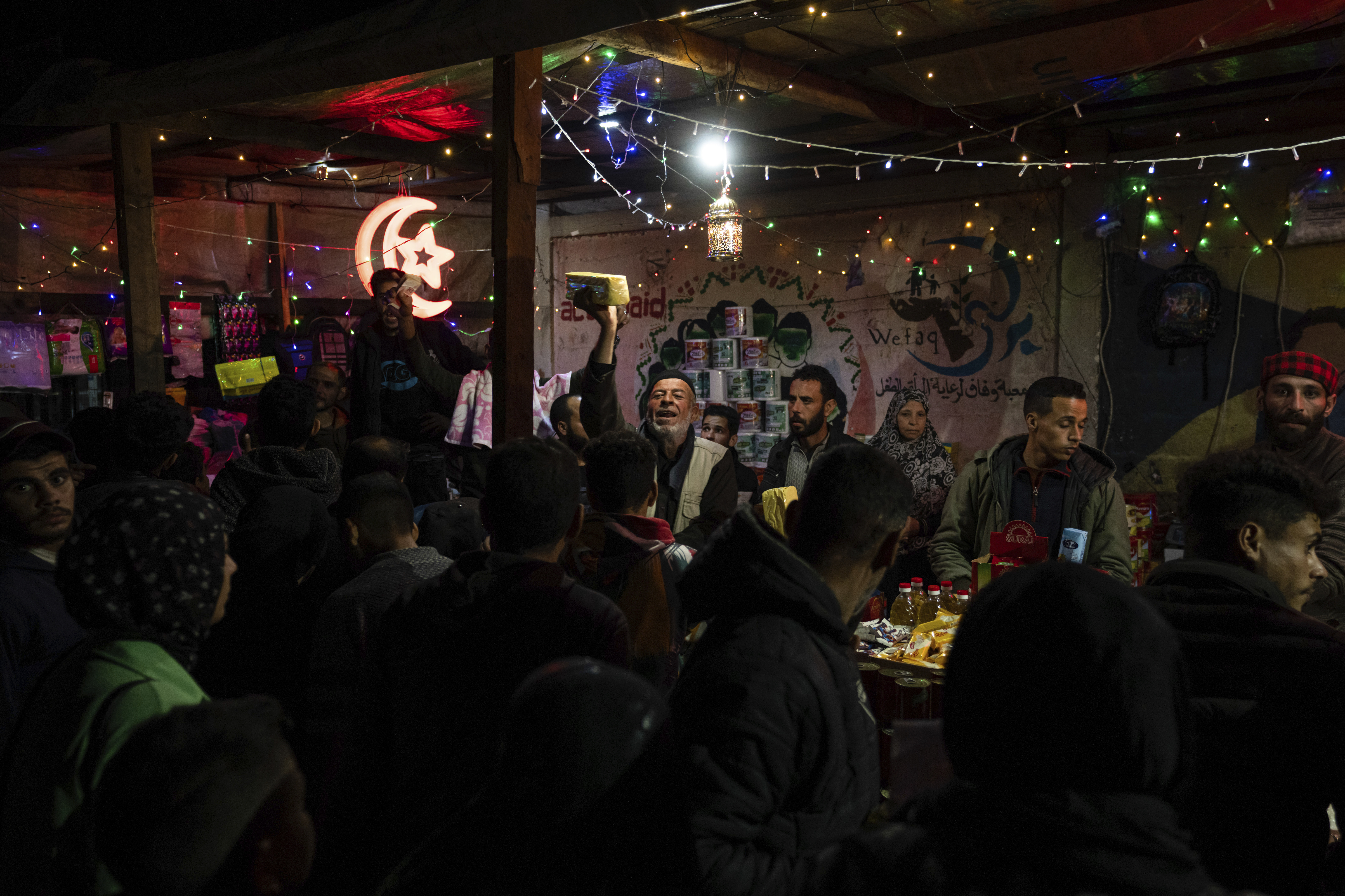 قحط کے دہانے پر کھڑے غزہ میں فلسطینیوں نے رمضان کا استقبال بھی کیا اور روزہ کا اہتمام بھی کیا۔۔۔۔ ( PHOTO: AP)