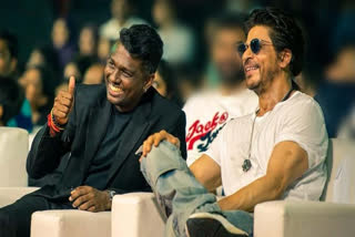 Atlee Touches Shah Rukh Khan's Feet at Award Gala, Watch What Leads Next