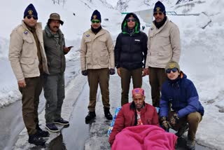 Police Lifted patient on stretcher to other side of SADA Barrier in Lahaul Spiti