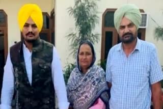 Sidhu Moosewala (L) with his parents