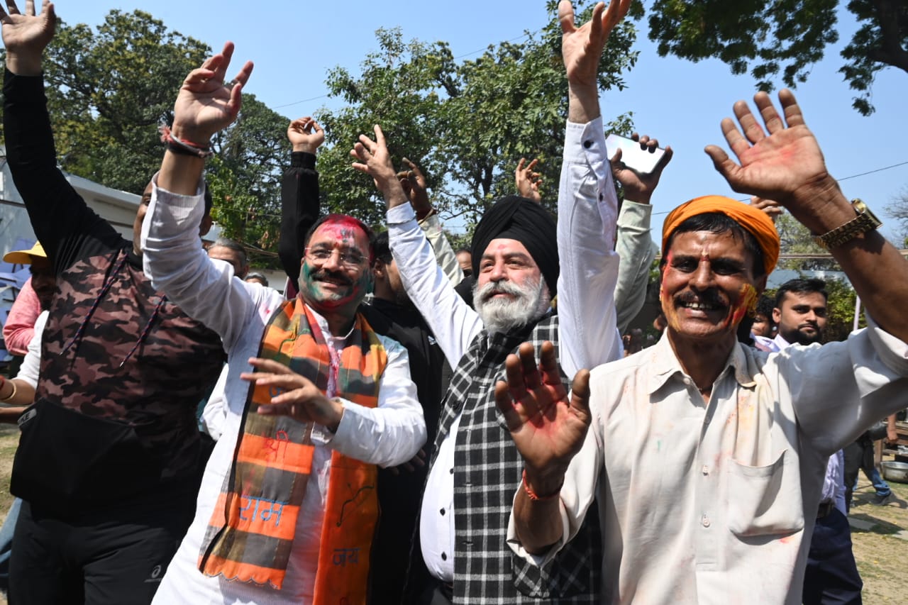 पाकिस्तान और अफगानिस्तान से आए हिंदू शरणार्थियों ने दिल्ली बीजेपी कार्यकर्ताओं के साथ मनाया जश्न