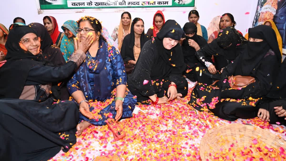 muslims celebrating holi