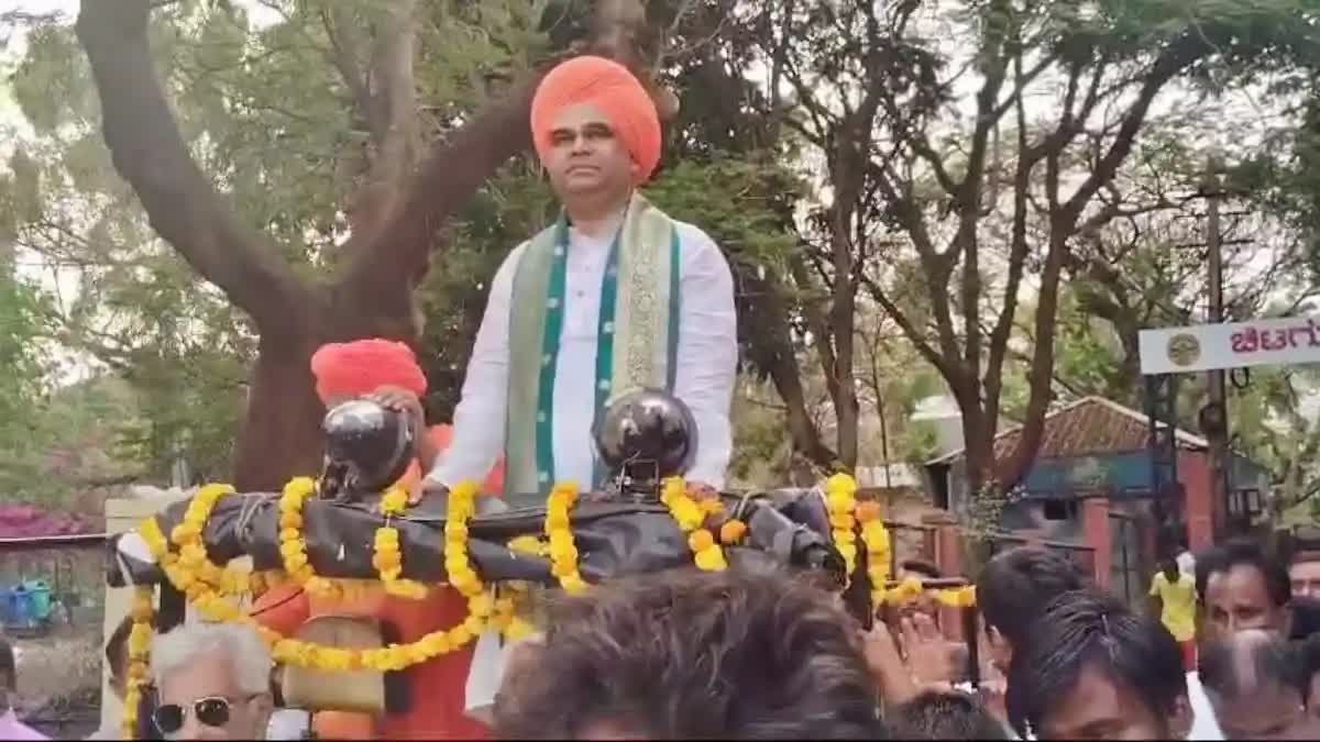 After announcing himself as a non-party candidate in Bengaluru, Swami, who arrived in Hubballi city for the first time, received a grand welcome.