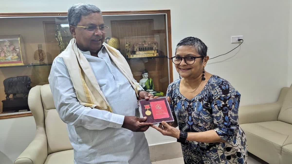 cm-siddaramaiah-felicitates-dr-mamta-sagar-for-global-literary-award