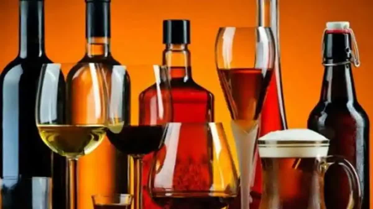 FOREIGN LIQUOR  MAVOOR POLICE  LIQUOR KEPT IN HOUSE  വിദേശമദ്യം പിടികൂടി