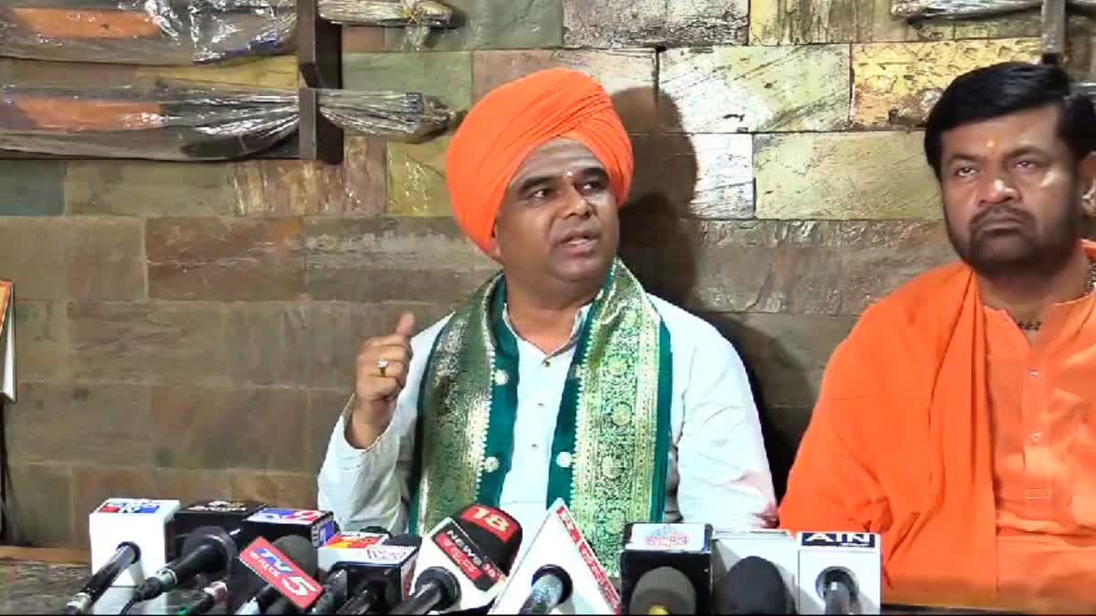 Fakir Dingaleshwar Swamiji spoke to the media.