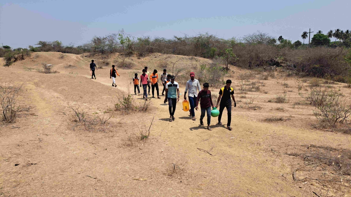 ಪ್ರಾಣಿ-ಪಕ್ಷಿಗಳ ಹಸಿವು ನೀಗಿಸುತ್ತಿದೆ ಗೆಳೆಯರ ಬಳಗ