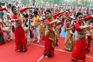 মহানগৰীত বিহু কৰ্মশালাত মুগাৰ সাজেৰে নাচনী