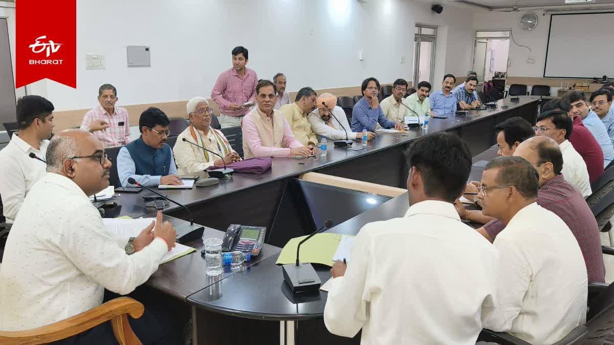 बैठक करते डीएम जितेंद्र प्रताप सिंह.