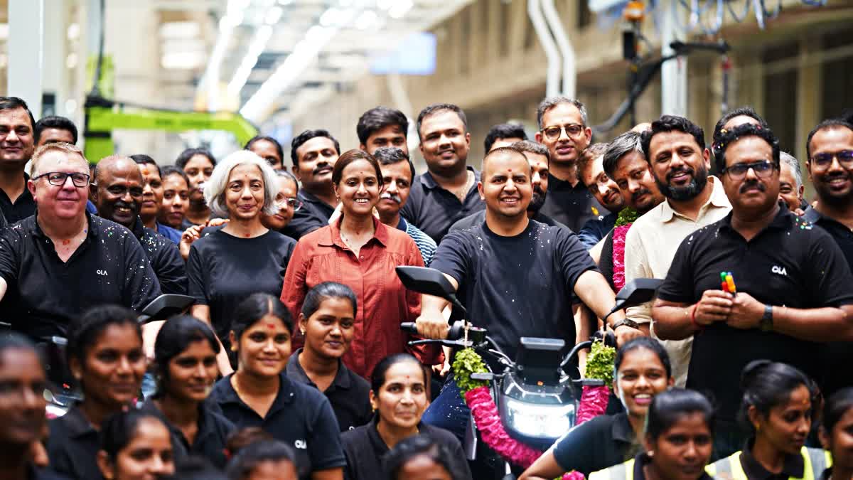OLA ELECTRIC FINALLY ROLLS OUT  ROADSTER X ELECTRIC BIKE  OLA ELECTRIC VEHICLES  OLA COMPANY CEO BHAVISH AGGARWAL