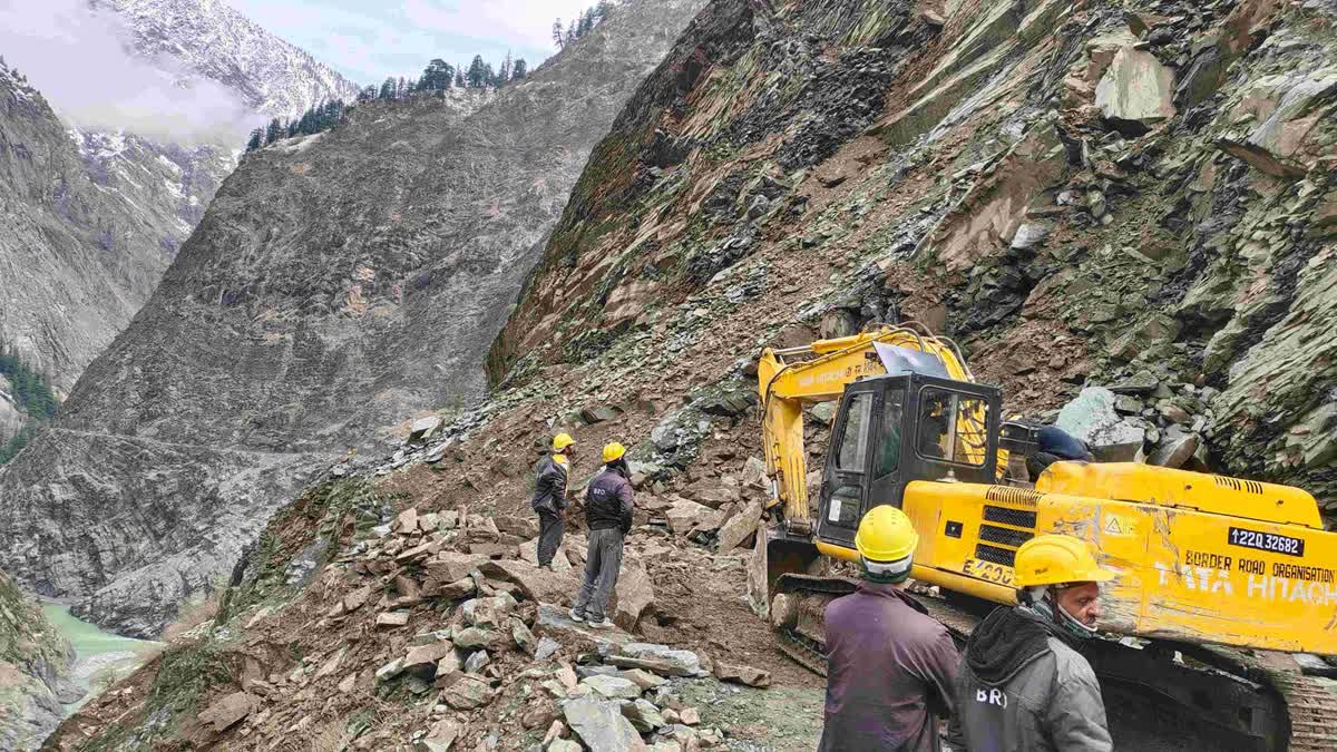 उदयपुर-किलाड़ सड़क पर लैंडस्लाइड