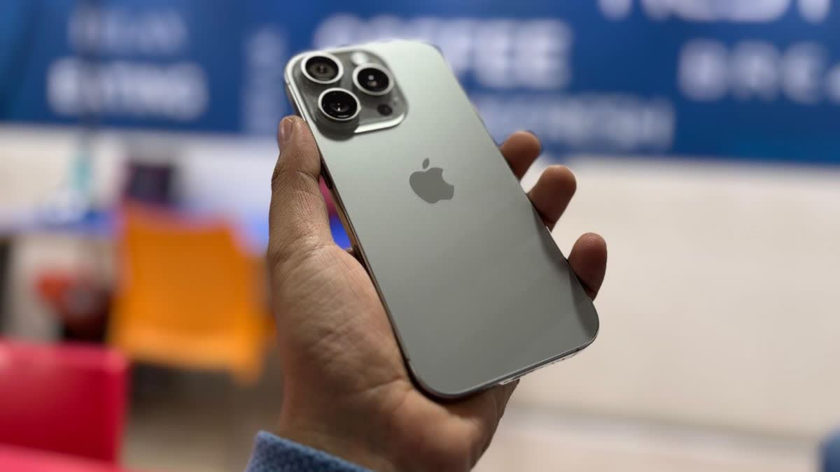 APPLE SHIPS 15 LAKH IPHONES  TRUMPS TARIFF  APPLE AIRLIFTS IPHONES FROM INDIA  APPLE IPHONES