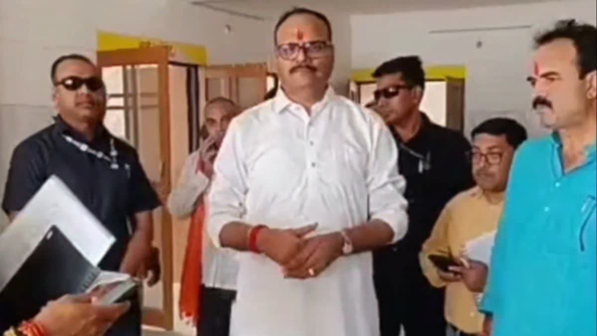 डिप्टी सीएम ने अस्पताल में सुविधाओं का लिया जायजा.