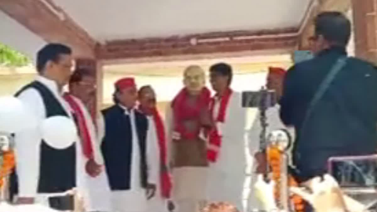 इटावा में सपा प्रमुख ने प्रतिमा का किया अनावरण