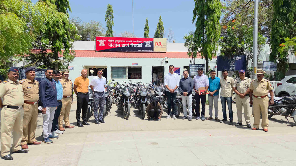 चोरलेल्या दुचाकांसह चोर आणि कारवाई करणारे पोलीस
