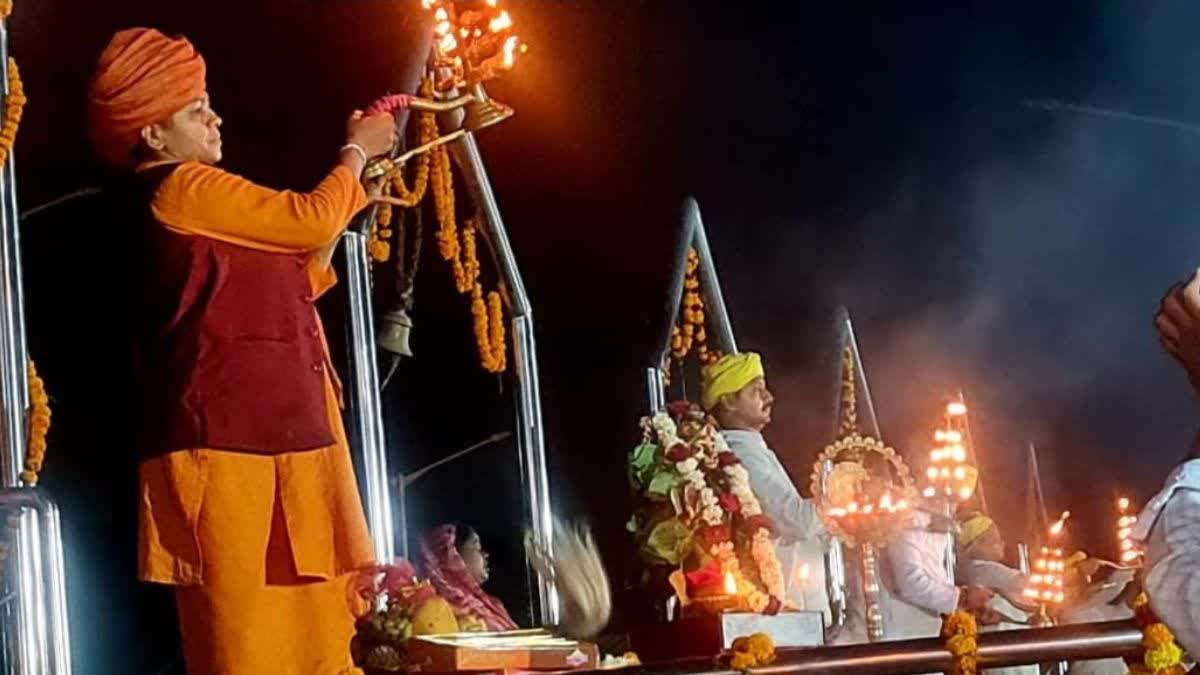 hanuman jayanti 2025 gomti aarti performed on banks of river lucknow.